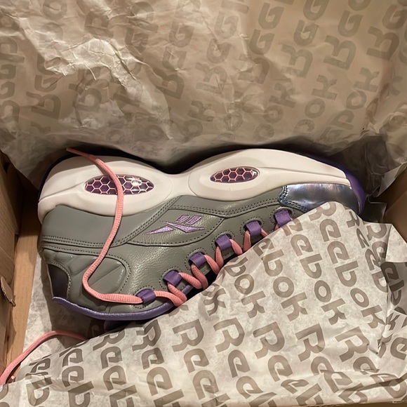 Girls Reebok Classics. - Picture 2 of 3